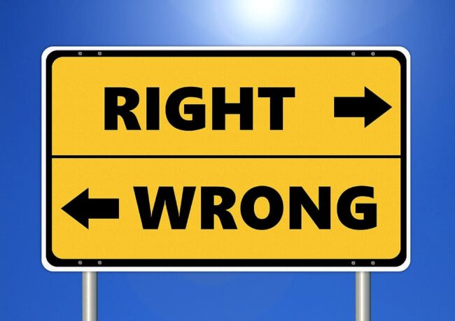 a sign showing what's right and what's wrong or what to do and what not to do in sales