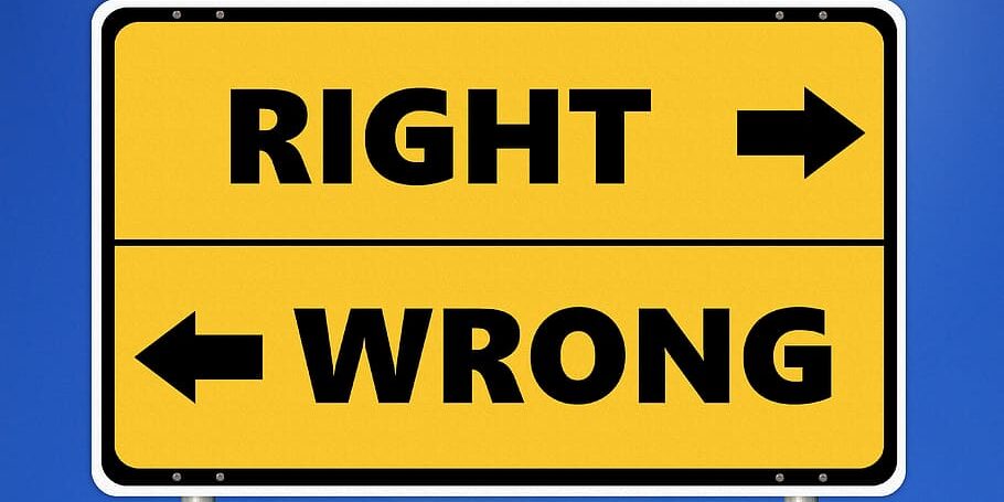 a sign showing what's right and what's wrong or what to do and what not to do in sales