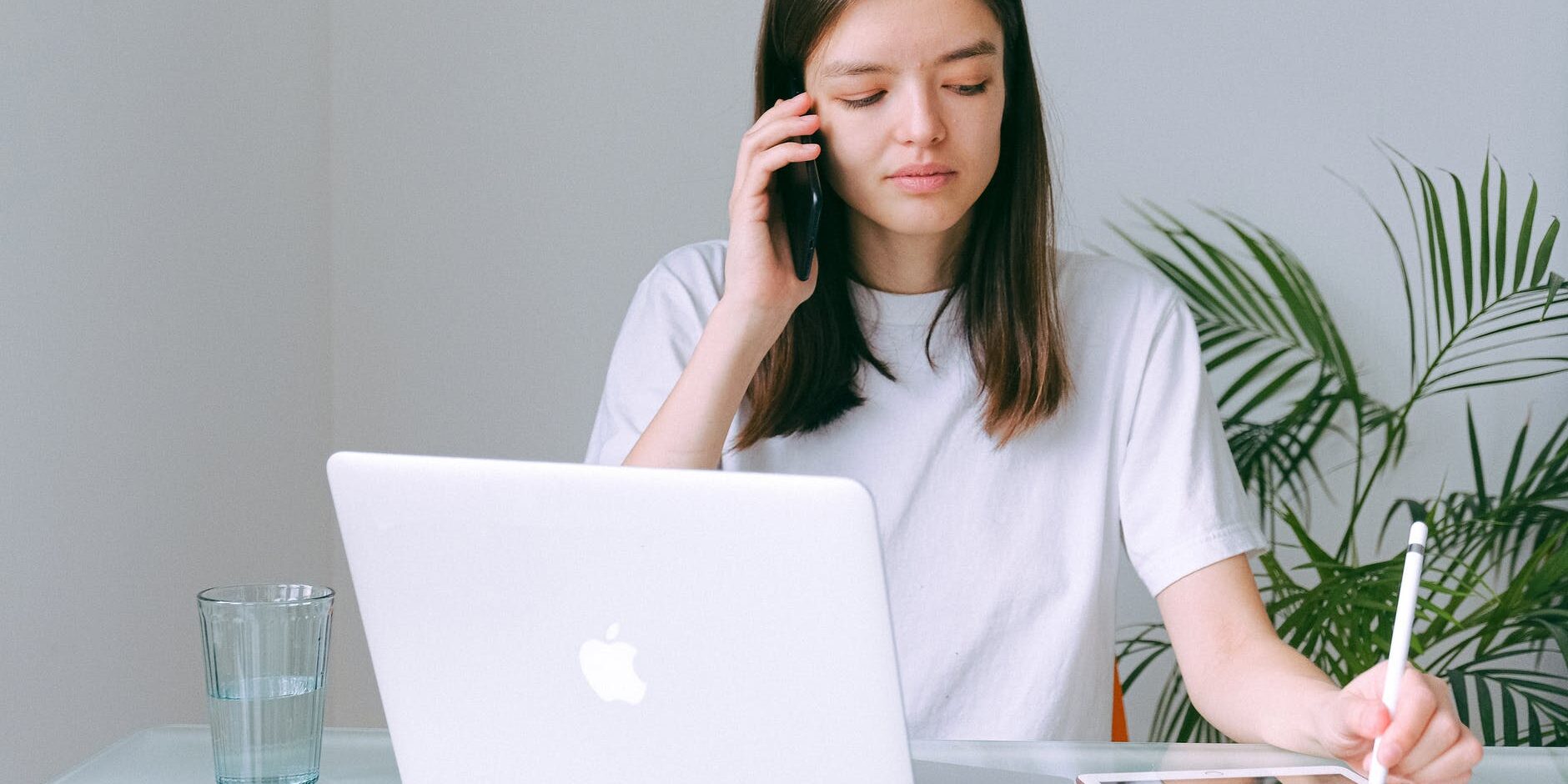 a saleswoman applying some calling tecniques in her sales routine with a laptop and an Ipad in front of her